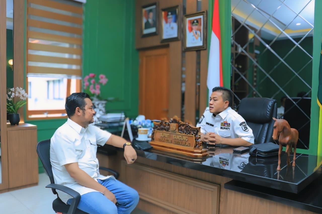 Bupati Bandung Gelar Zoom Meeting dengan Para Camat